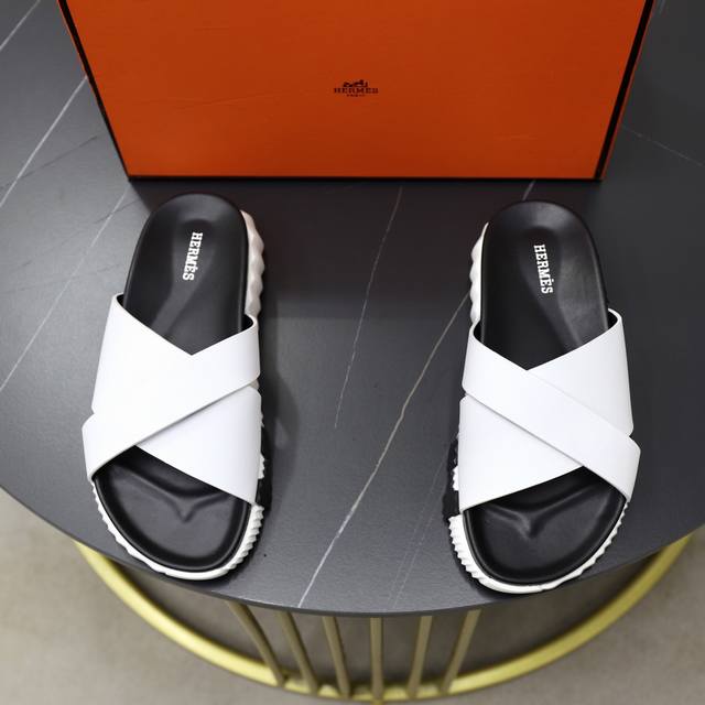 出厂价Pp： 牛皮面牛皮内里 Hem＊ 爱马仕 高品质，顶尖工艺品 情侣款真皮拖鞋 正码：35-45码 同步发售！货！顶级手工艺 原版小牛皮 超强质感、手感 ，