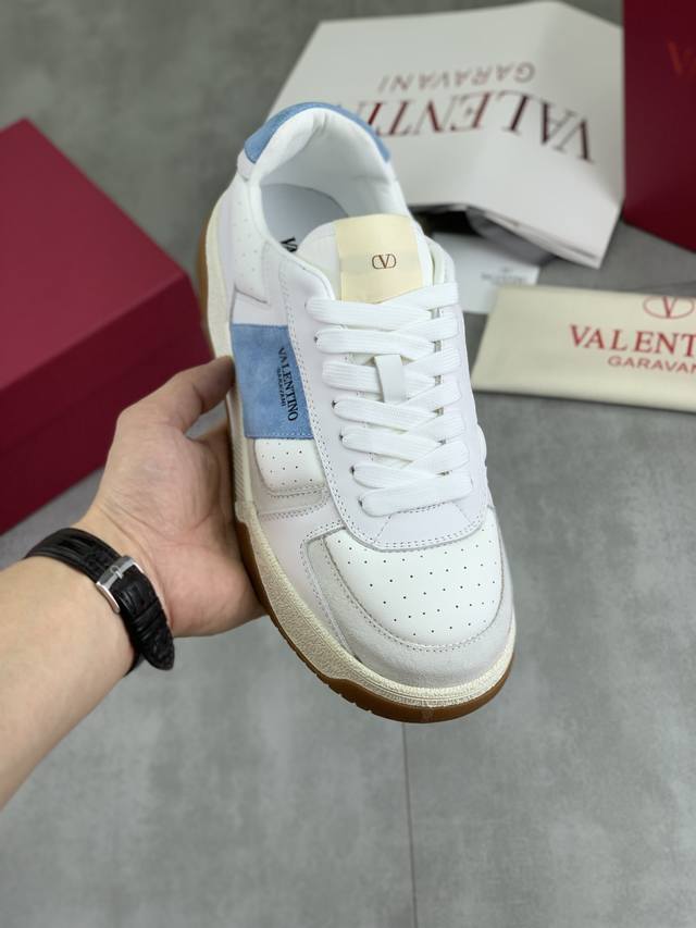 工厂P价P 实价 最新款 Valentino华伦天奴V家新款休闲年轻时尚潮流 运动鞋 活力十足 不限年龄 上脚非常轻盈舒适 包装 原版购入开发 做货 各种色彩搭