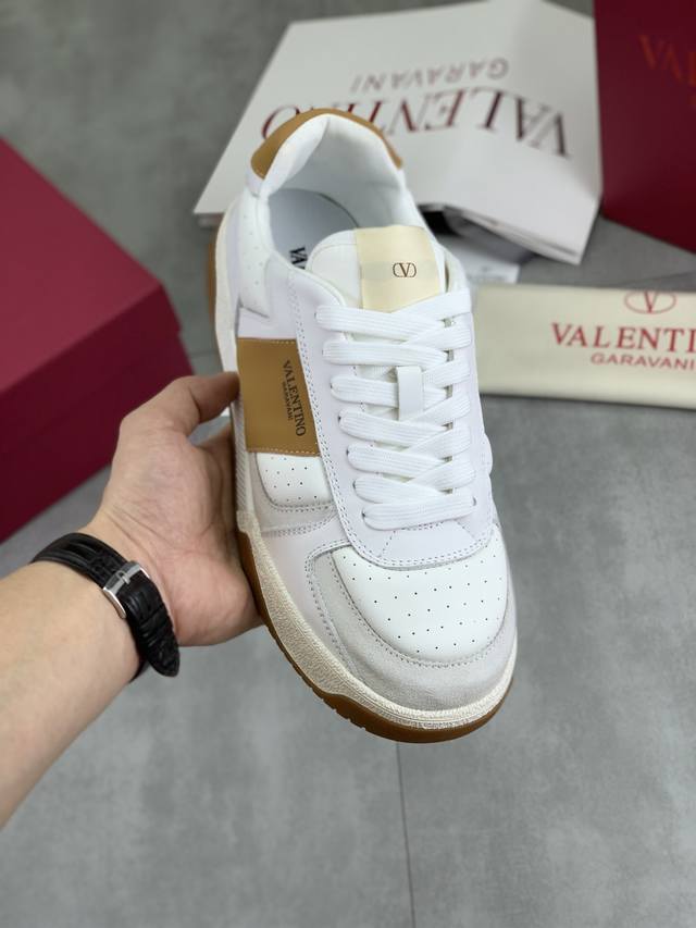 工厂P价P 实价 最新款 Valentino华伦天奴V家新款休闲年轻时尚潮流 运动鞋 活力十足 不限年龄 上脚非常轻盈舒适 包装 原版购入开发 做货 各种色彩搭