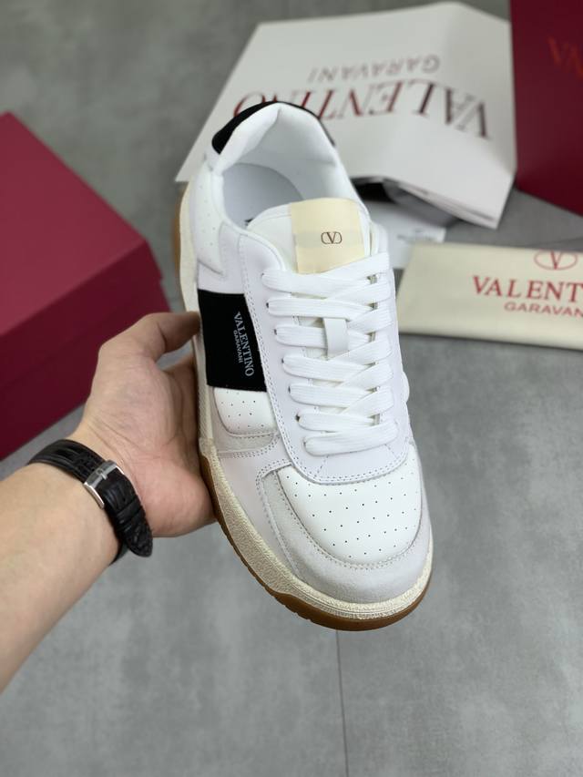 工厂P价P 实价 最新款 Valentino华伦天奴V家新款休闲年轻时尚潮流 运动鞋 活力十足 不限年龄 上脚非常轻盈舒适 包装 原版购入开发 做货 各种色彩搭