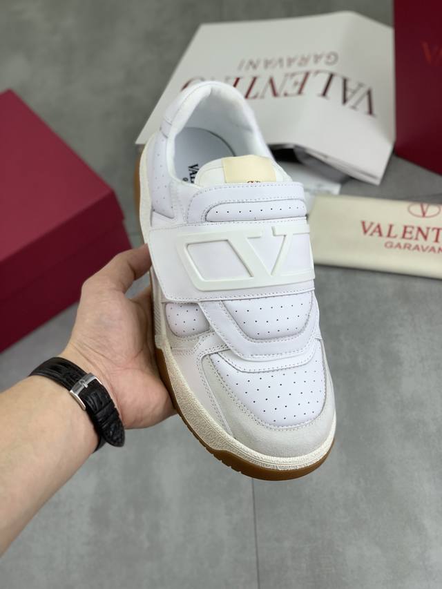 工厂P价P 实价 最新款 Valentino华伦天奴V家新款休闲年轻时尚潮流 运动鞋 活力十足 不限年龄 上脚非常轻盈舒适 包装 原版购入开发 做货 各种色彩搭