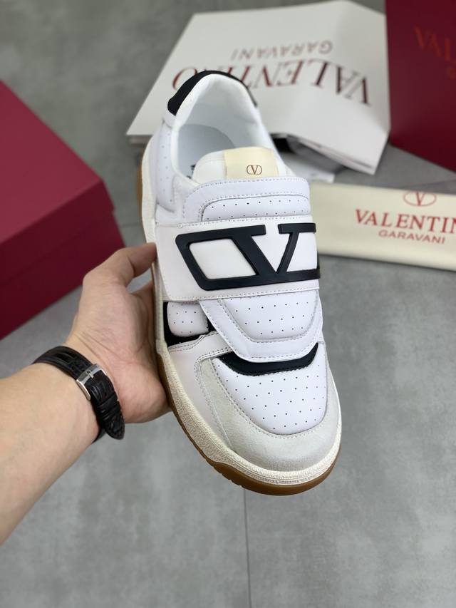 工厂P价P 实价 最新款 Valentino华伦天奴V家新款休闲年轻时尚潮流 运动鞋 活力十足 不限年龄 上脚非常轻盈舒适 包装 原版购入开发 做货 各种色彩搭