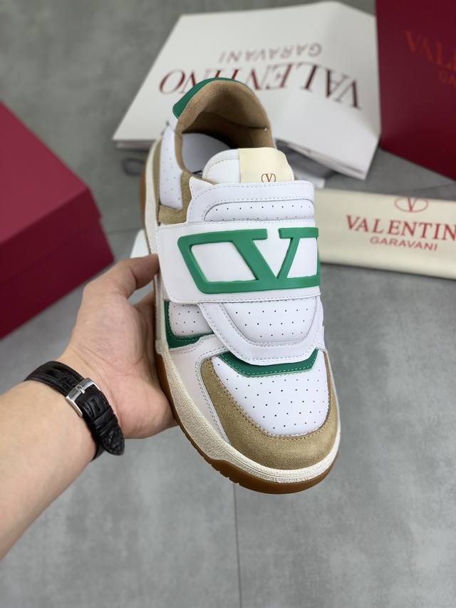 工厂P价P 实价 最新款 Valentino华伦天奴V家新款休闲年轻时尚潮流 运动鞋 活力十足 不限年龄 上脚非常轻盈舒适 包装 原版购入开发 做货 各种色彩搭