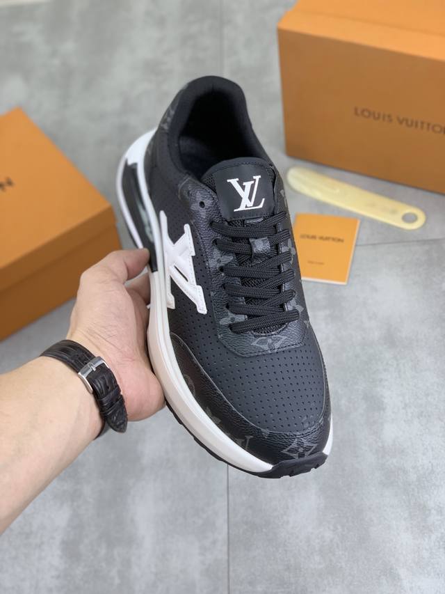 工厂P价P 实价 Lv 官网最新款休闲时尚男鞋爆款版型简洁大气，潮男专属.独有的官网最新品牌元素原版装饰，时尚又大方，面料采用原版小牛皮 舒适透气网布内里猪皮内