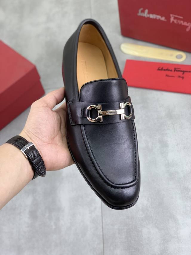 工厂P价P 实价 水染牛里 Salvatore Ferragamo 菲拉格慕 男士最新款休闲商务皮鞋！同步上市！面料采用专用进口原版小牛皮，内里采用进口水染牛皮