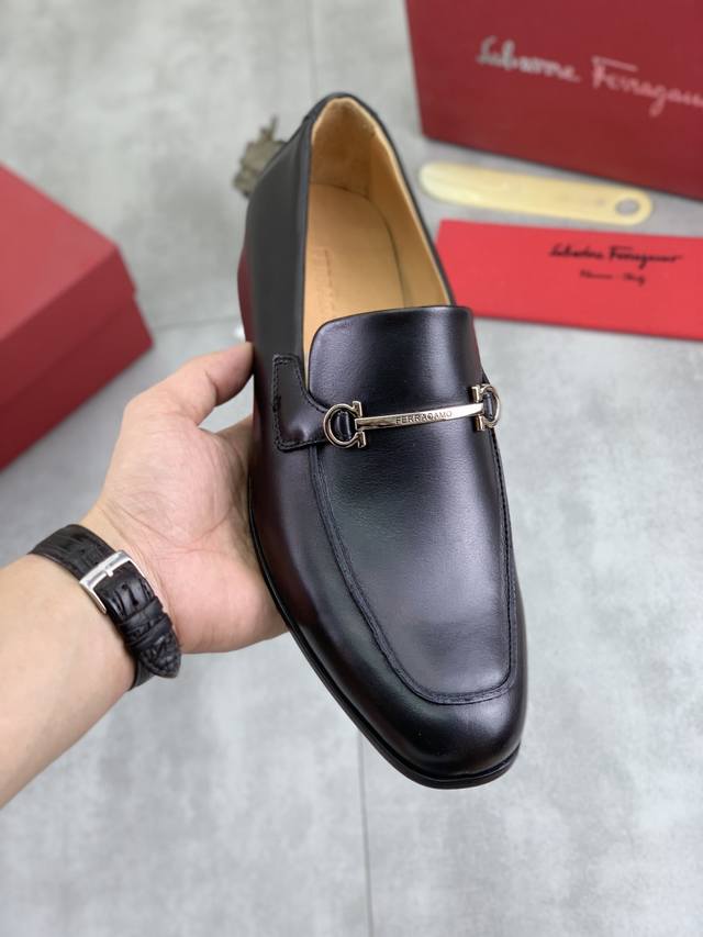 工厂P价P 实价 水染牛里 Salvatore Ferragamo 菲拉格慕 男士最新款休闲商务皮鞋！同步上市！面料采用专用进口原版小牛皮，内里采用进口水染牛皮