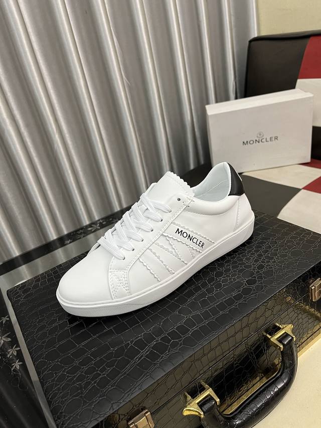 出厂价Pp： Moncler 蒙口男士休闲运动鞋，具有舒适性能，采用一体成型进口科技面料制成，兼备创新、功能性与图形细节于一体，诠释潮流时尚。大底高弹橡胶发泡组
