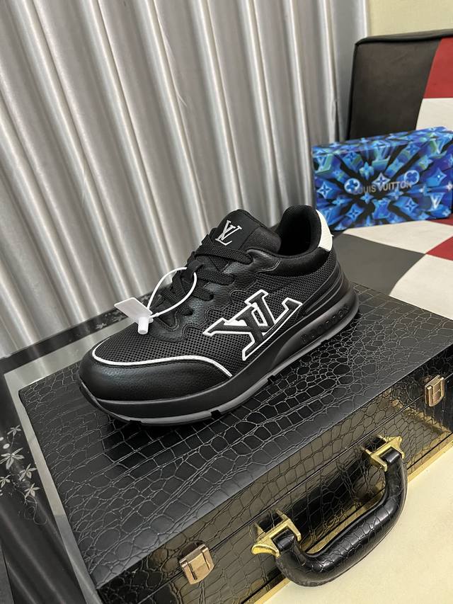 出厂价Pp： Lv新品男士高端休闲运动鞋，选用进口头层牛皮丝印品牌Lougou，原版超轻Tpu大底，耐磨舒适，Monogram Lougou点缀橡胶外底，透气网
