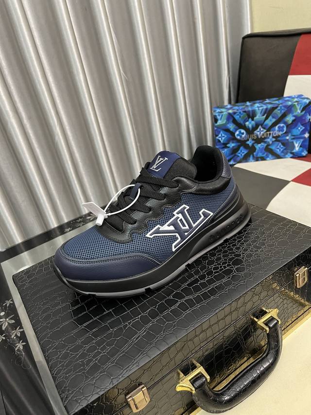 出厂价Pp： Lv新品男士高端休闲运动鞋，选用进口头层牛皮丝印品牌Lougou，原版超轻Tpu大底，耐磨舒适，Monogram Lougou点缀橡胶外底，透气网