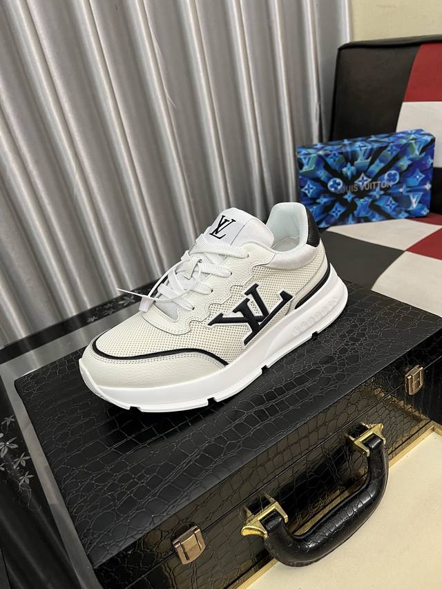 出厂价Pp： Lv新品男士高端休闲运动鞋，选用进口头层牛皮丝印品牌Lougou，原版超轻Tpu大底，耐磨舒适，Monogram Lougou点缀橡胶外底，透气网