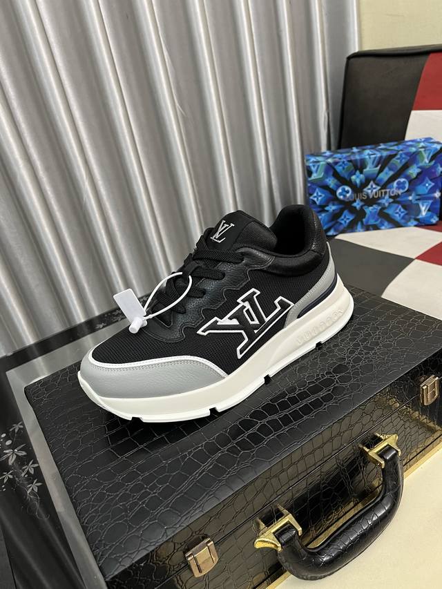 出厂价Pp： Lv新品男士高端休闲运动鞋，选用进口头层牛皮丝印品牌Lougou，原版超轻Tpu大底，耐磨舒适，Monogram Lougou点缀橡胶外底，透气网