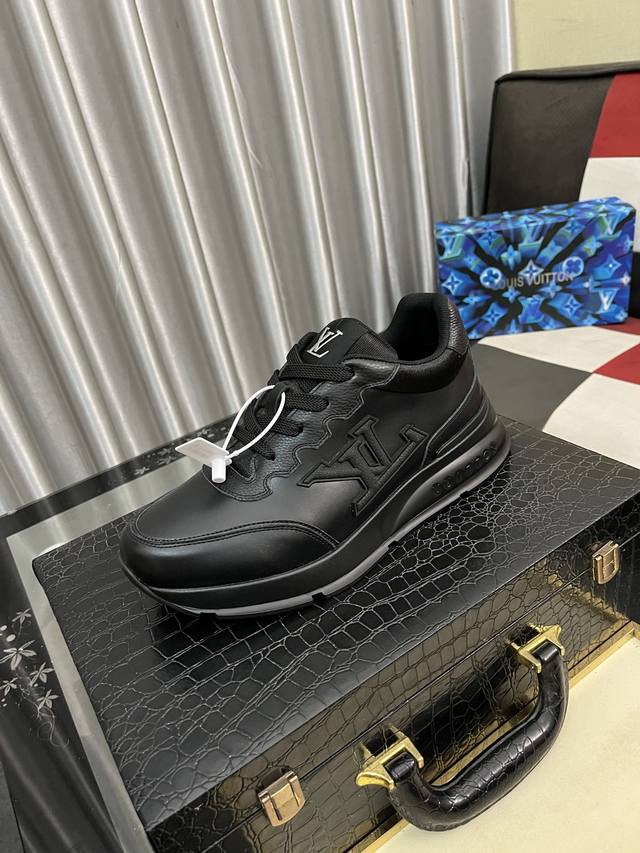 出厂价Pp： Lv新品男士高端休闲运动鞋，选用进口头层牛皮丝印品牌Lougou，原版超轻Tpu大底，耐磨舒适，Monogram Lougou点缀橡胶外底，透气网