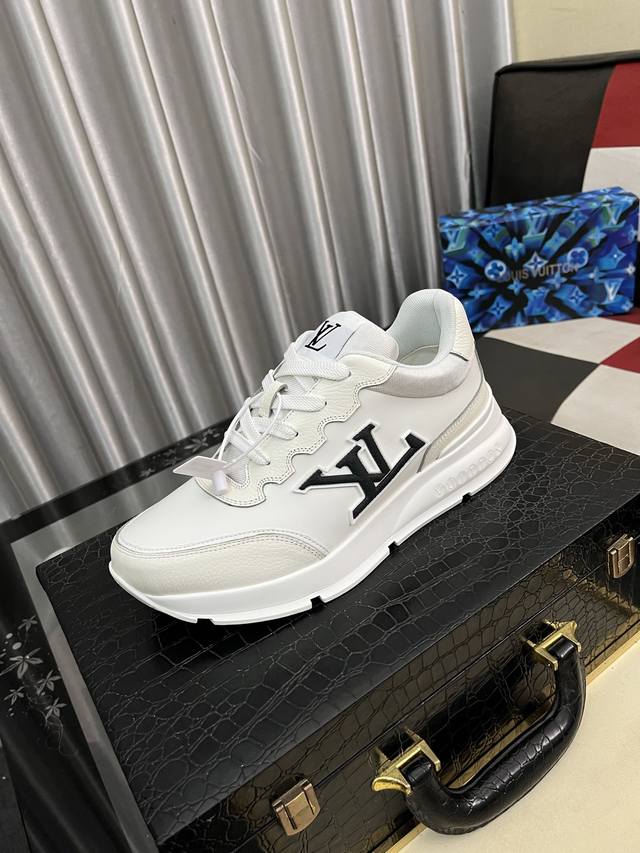 出厂价Pp： Lv新品男士高端休闲运动鞋，选用进口头层牛皮丝印品牌Lougou，原版超轻Tpu大底，耐磨舒适，Monogram Lougou点缀橡胶外底，透气网
