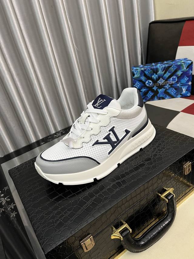 出厂价Pp： Lv新品男士高端休闲运动鞋，选用进口头层牛皮丝印品牌Lougou，原版超轻Tpu大底，耐磨舒适，Monogram Lougou点缀橡胶外底，透气网