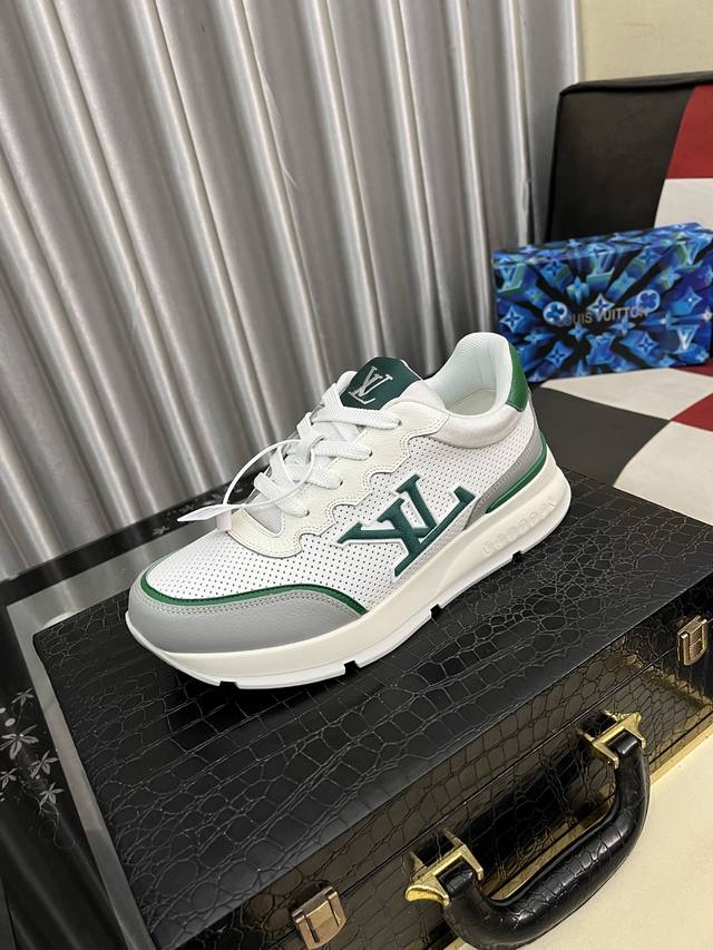 出厂价Pp： Lv新品男士高端休闲运动鞋，选用进口头层牛皮丝印品牌Lougou，原版超轻Tpu大底，耐磨舒适，Monogram Lougou点缀橡胶外底，透气网