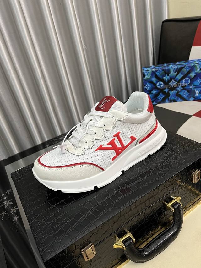 出厂价Pp： Lv新品男士高端休闲运动鞋，选用进口头层牛皮丝印品牌Lougou，原版超轻Tpu大底，耐磨舒适，Monogram Lougou点缀橡胶外底，透气网