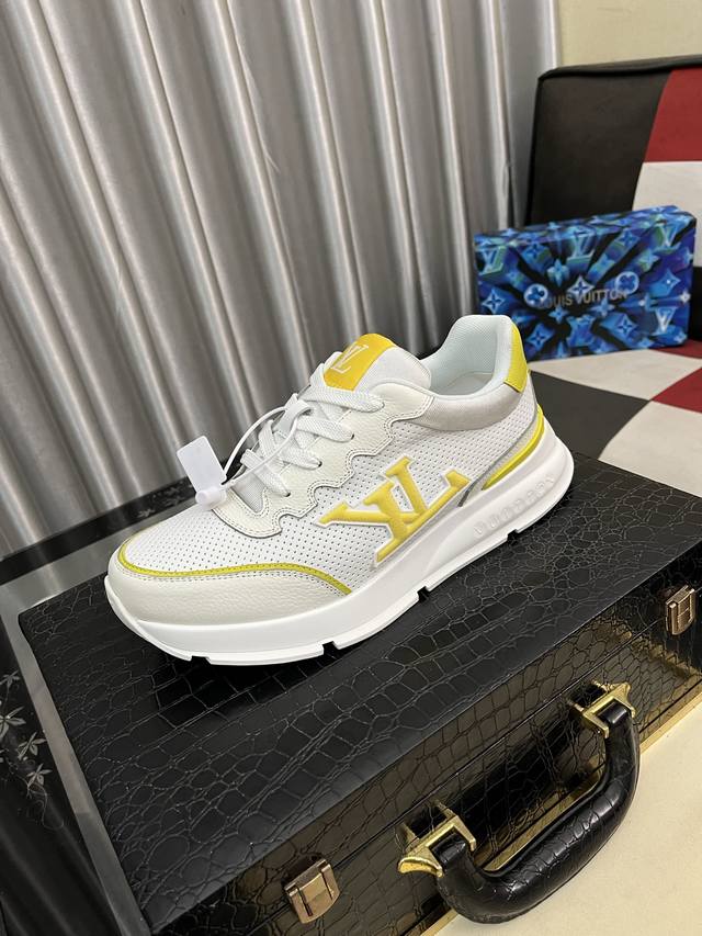 出厂价Pp： Lv新品男士高端休闲运动鞋，选用进口头层牛皮丝印品牌Lougou，原版超轻Tpu大底，耐磨舒适，Monogram Lougou点缀橡胶外底，透气网