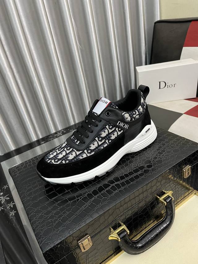 出厂价Pp： Dior 2025迪奥原版系带低帮男鞋 经典款休闲鞋本款是官方主打经典款，质量，原厂名师制作，采用优质牛皮配原版材料舒适透气网布內里猪皮鞋垫，完美