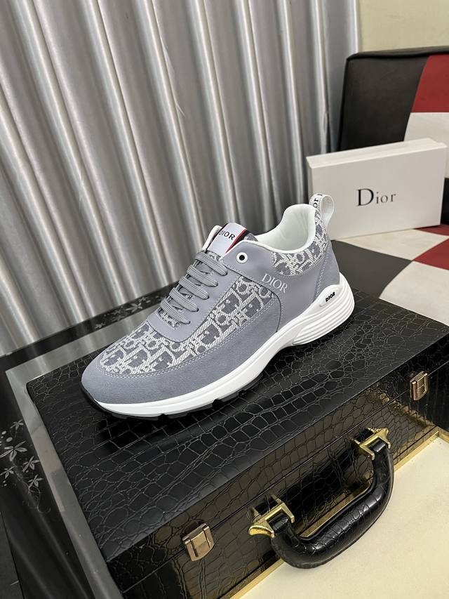 出厂价Pp： Dior 2025迪奥原版系带低帮男鞋 经典款休闲鞋本款是官方主打经典款，质量，原厂名师制作，采用优质牛皮配原版材料舒适透气网布內里猪皮鞋垫，完美