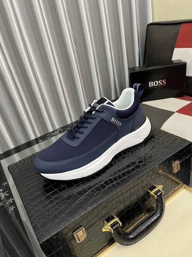 出厂价Pp： Boos 男鞋休闲鞋原单品质鞋面采用进口小牛皮，超透气舒适内里做工精细，高端大气。有时尚典范造型。发泡透明耐磨大底，穿着舒适，值得拥有。码数：38