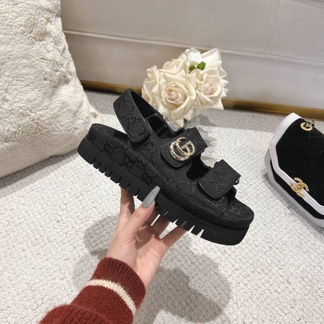 Gucci现代设计美学探索独特匠心之路，巧妙融合品牌经典元素与备受喜爱的品牌标识。这款凉鞋缀饰备受喜爱的双G造型配件，为整个设计注入一抹低调的品牌标识魅力，与魔