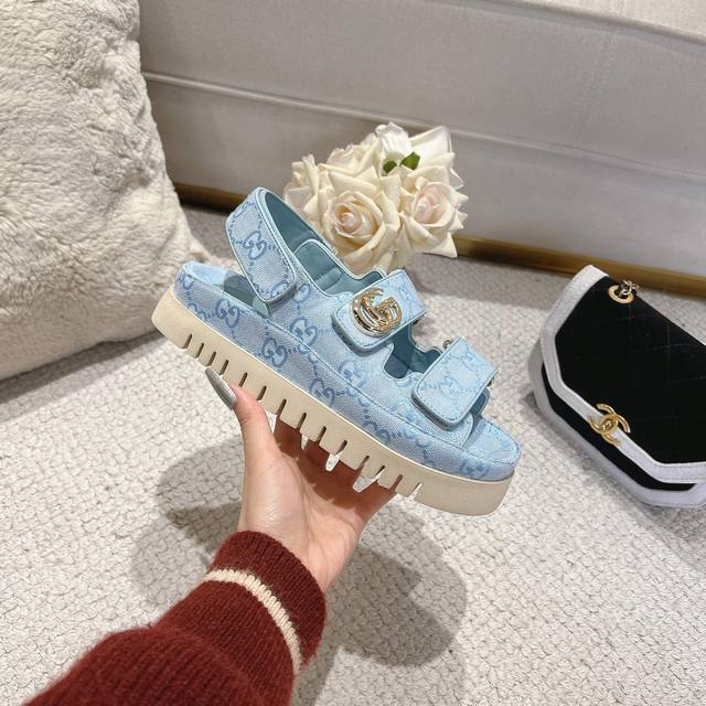 Gucci现代设计美学探索独特匠心之路，巧妙融合品牌经典元素与备受喜爱的品牌标识。这款凉鞋缀饰备受喜爱的双G造型配件，为整个设计注入一抹低调的品牌标识魅力，与魔