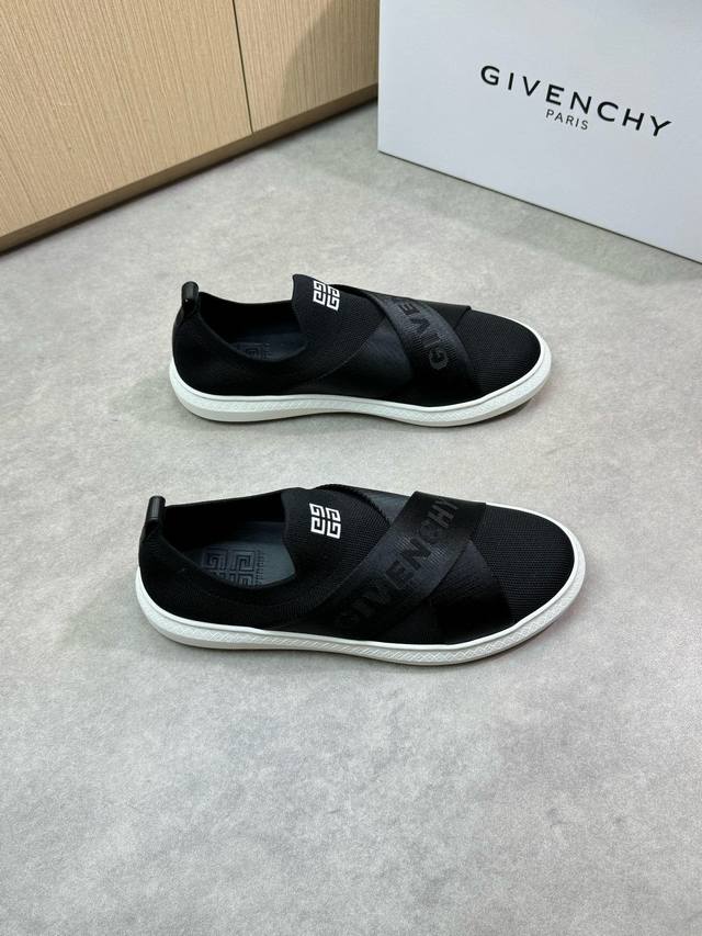 Givenchy 纪梵希 高端品质 原单休闲运动板鞋 -鞋面：进口水洗纳帕小牛皮.空压品牌Logo、品牌针织布匹 -大底：超轻Tpr 橡胶；成型大底 -超高品控