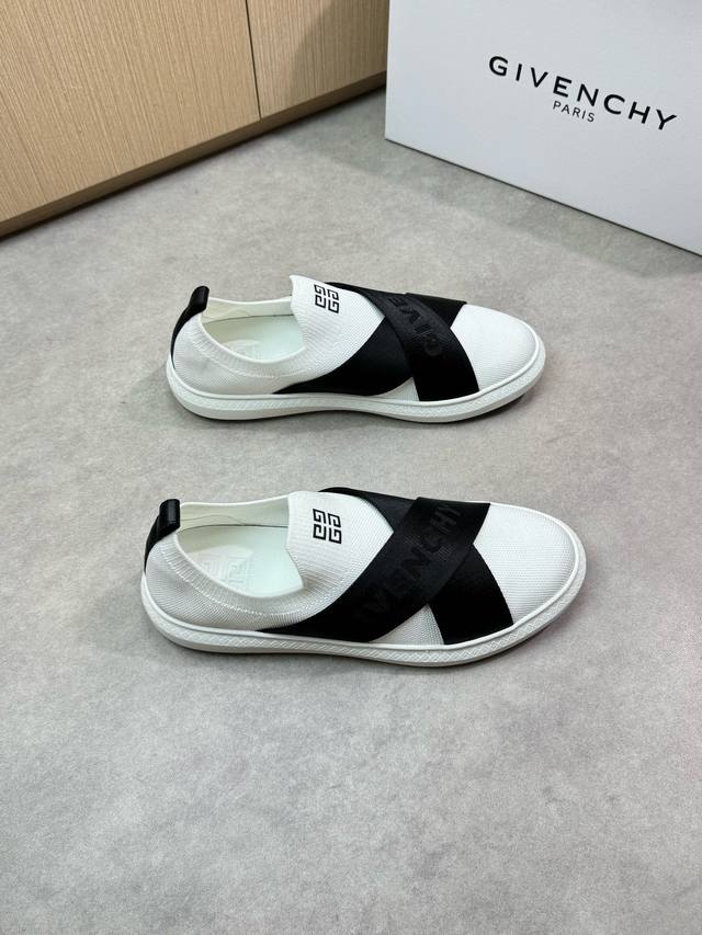 Givenchy 纪梵希 高端品质 原单休闲运动板鞋 -鞋面：进口水洗纳帕小牛皮.空压品牌Logo、品牌针织布匹 -大底：超轻Tpr 橡胶；成型大底 -超高品控