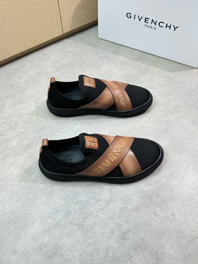 Givenchy 纪梵希 高端品质 原单休闲运动板鞋 -鞋面：进口水洗纳帕小牛皮.空压品牌Logo、品牌针织布匹 -大底：超轻Tpr 橡胶；成型大底 -超高品控