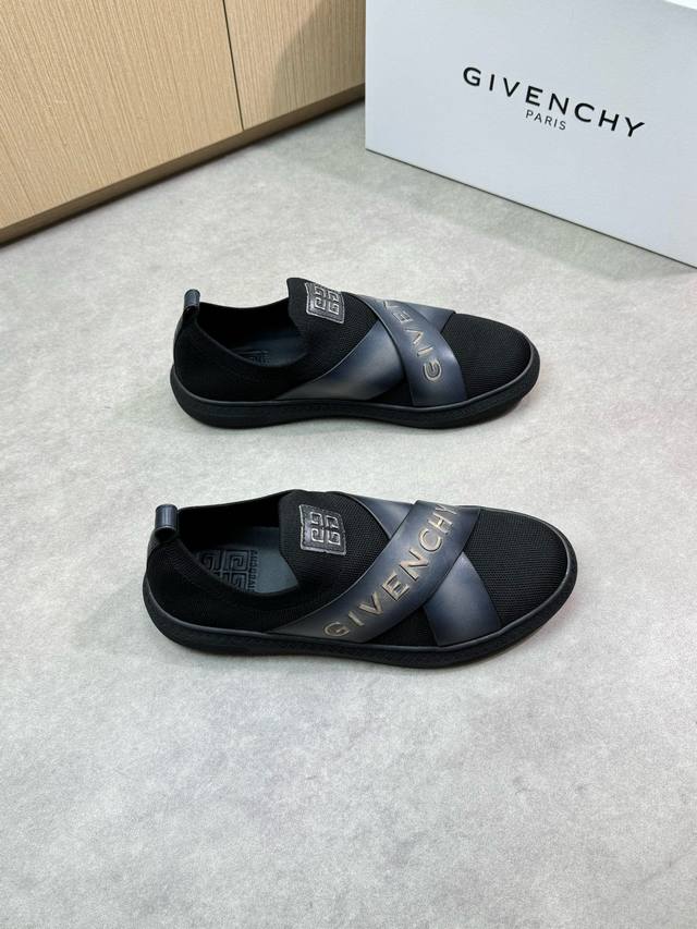Givenchy 纪梵希 高端品质 原单休闲运动板鞋 -鞋面：进口水洗纳帕小牛皮.空压品牌Logo、品牌针织布匹 -大底：超轻Tpr 橡胶；成型大底 -超高品控