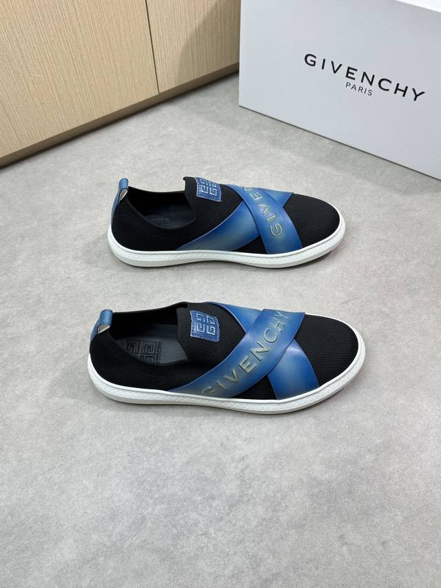 Givenchy 纪梵希 高端品质 原单休闲运动板鞋 -鞋面：进口水洗纳帕小牛皮.空压品牌Logo、品牌针织布匹 -大底：超轻Tpr 橡胶；成型大底 -超高品控