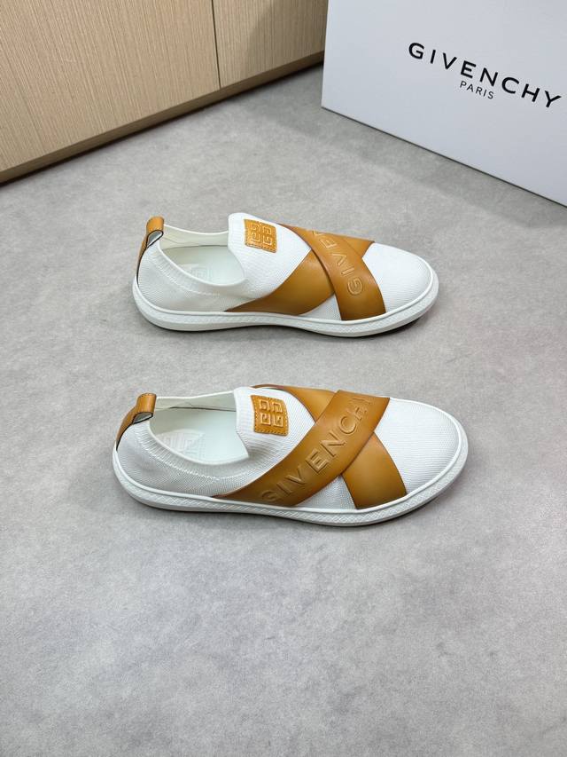 Givenchy 纪梵希 -高端品质 原单休闲运动板鞋 -鞋面：进口水洗纳帕小牛皮.空压品牌Logo、品牌针织布匹 -内里：垫脚；水染牛皮 -大底：超轻Tpr
