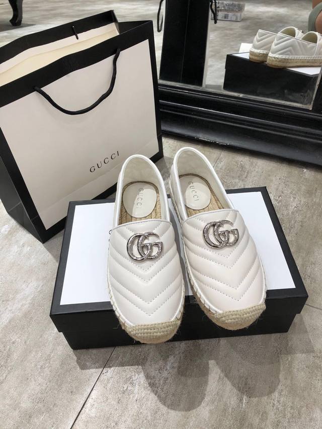 Gucci 官网新款渔夫鞋，官网同步，永不过时，超级舒适，四季都可以穿，上脚超美绗缝真皮徽标渔夫鞋。3色可选 码数：35-42。