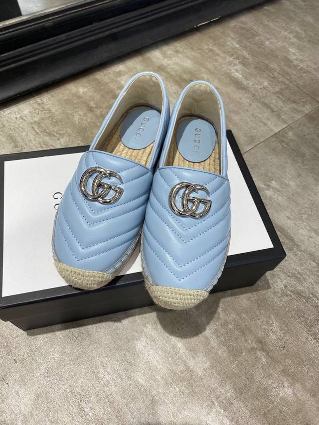 Gucci 官网新款渔夫鞋，官网同步，永不过时，超级舒适，四季都可以穿，上脚超美绗缝真皮徽标渔夫鞋。3色可选 码数：35-42。