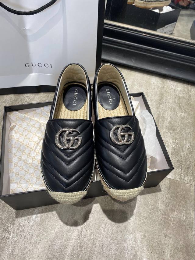 Gucci 官网新款渔夫鞋，官网同步，永不过时，超级舒适，四季都可以穿，上脚超美绗缝真皮徽标渔夫鞋。3色可选 码数：35-42。