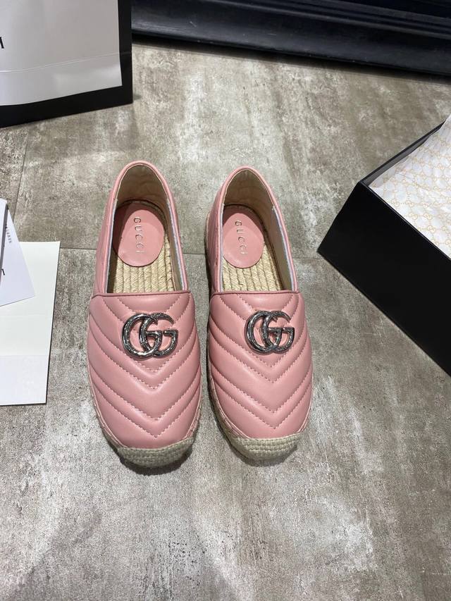 Gucci 官网新款渔夫鞋，官网同步，永不过时，超级舒适，四季都可以穿，上脚超美绗缝真皮徽标渔夫鞋。3色可选 码数：35-42。