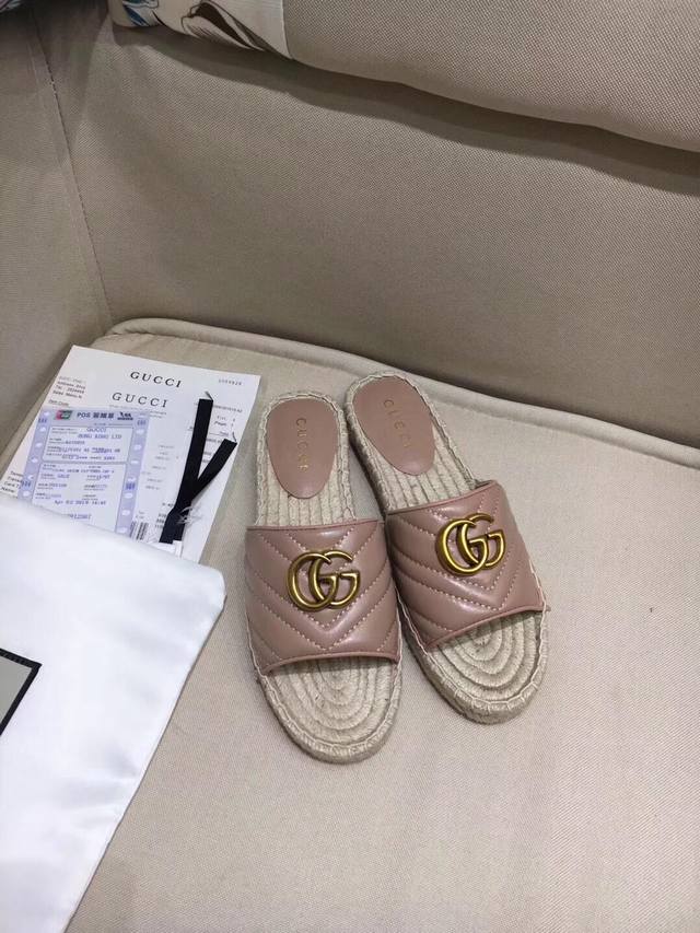 批 Gucci 春夏渔夫鞋拖鞋，市场顶级版本，官网同步，永不过时，超级舒适，四季都可以穿，上脚超美绗缝真皮徽标渔夫鞋。鞋面采用特殊进口羊皮，羊皮内里，大底：橡胶