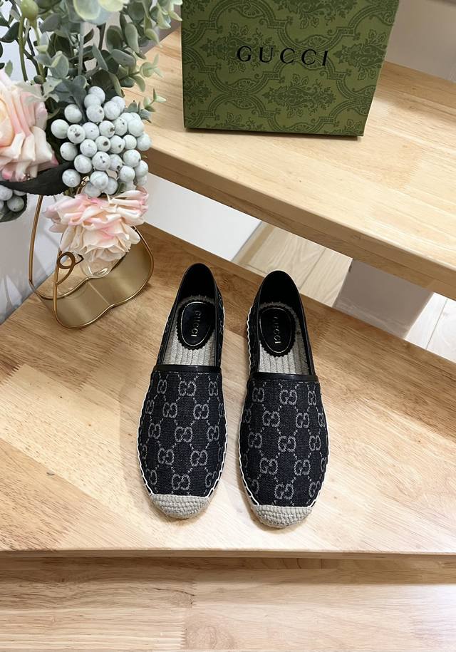 Gucci 24Ss 早秋 女士Gg图案装饰园头古奇草编新款渔夫鞋 经典乌木色Gg Supreme帆布鞋面，官网同步， 永不过时，超级舒适， 四季都可以穿，上脚