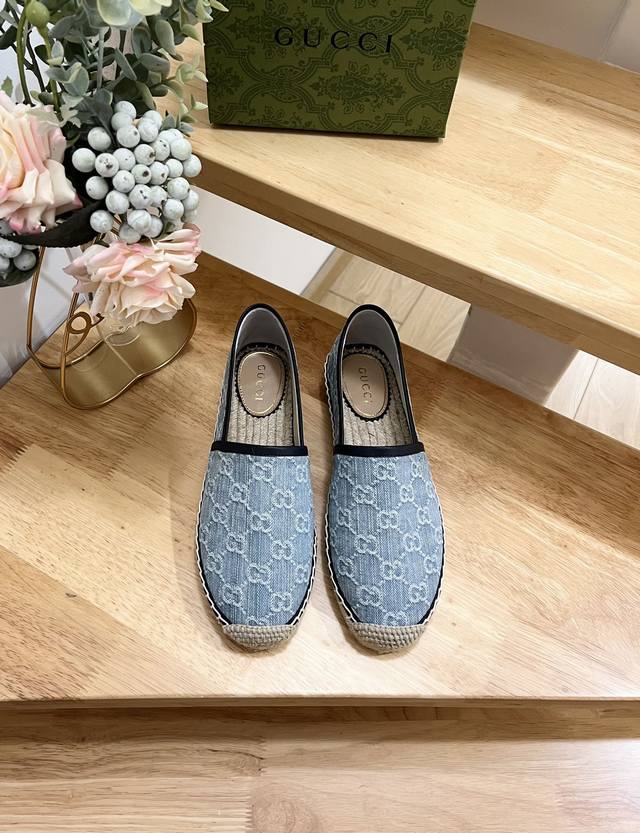 Gucci 24Ss 早秋 女士Gg图案装饰园头古奇草编新款渔夫鞋 经典乌木色Gg Supreme帆布鞋面，官网同步， 永不过时，超级舒适， 四季都可以穿，上脚