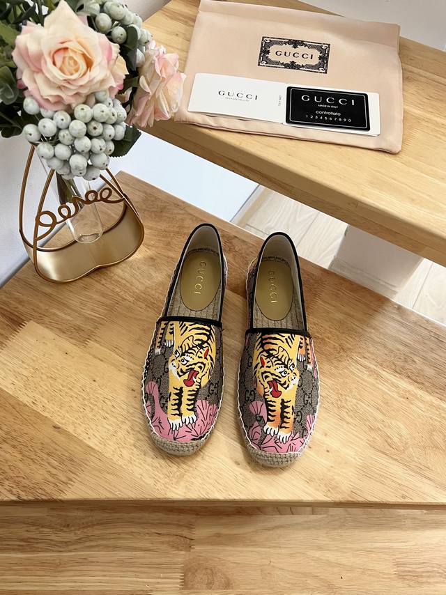 新品 Gucci 23Ss 早秋 女士Gg印花图案装饰园头古奇草编新款渔夫鞋 经典乌木色Gg Supreme帆布鞋面，官网同步， 永不过时，超级舒适， 四季都可