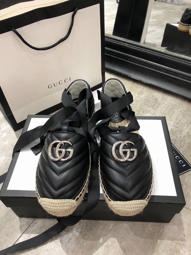 Gucci 官网新款绑带渔夫鞋，官网同步，永不过时，超级舒适，四季都可以穿，上脚超美绗缝真皮徽标渔夫鞋。4色可选 码数：35-42。
