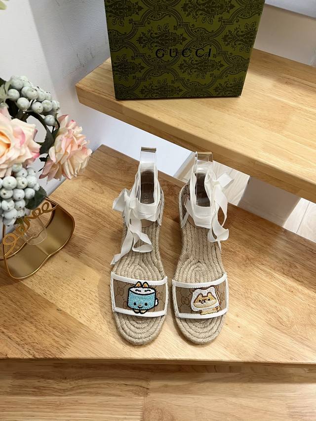 Gucci 古驰 23Ss新款小狗刺绣女懒人草编底坡跟松糕鞋。 款式：小狗刺绣 鞋面：混合材料 流行：刺绣 跟高：坡跟9Cm 码数：35-41 制造：西班牙，