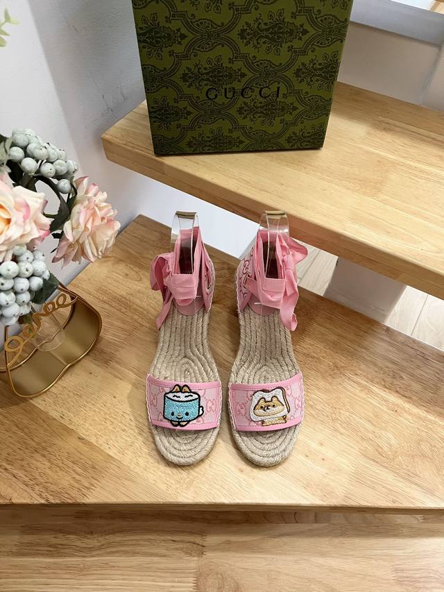 Gucci 古驰 23Ss新款小狗刺绣女懒人草编底坡跟松糕鞋。 款式：小狗刺绣 鞋面：混合材料 流行：刺绣 跟高：坡跟9Cm 码数：35-41， 制造：西班牙