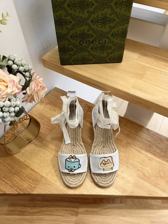 Gucci 古驰 23Ss新款小狗刺绣女懒人草编底坡跟松糕鞋。 款式：小狗刺绣 鞋面：混合材料 流行：刺绣 跟高：坡跟9Cm 码数：35-41 制造：西班牙，