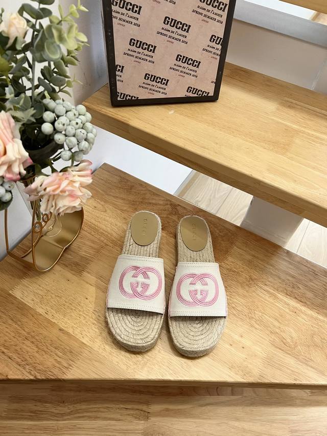 古奇 Gucci 23Ss渔夫鞋拖鞋 ，古奇品牌时装一向以高档、豪华、性感而闻名，以 身份与财富之象征 品牌形象成为富有上流社会的消费宠儿，一向被商界人士垂青，