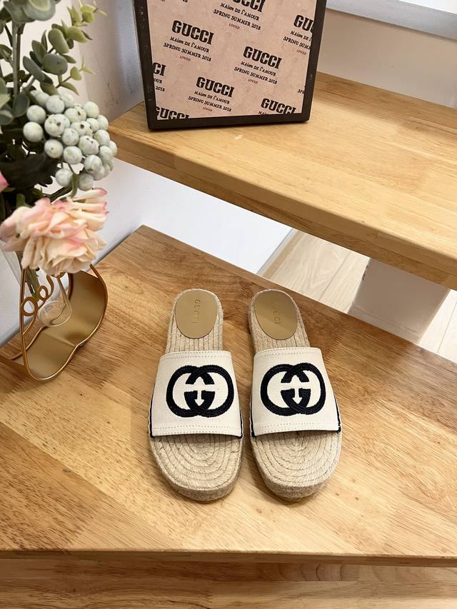 古奇 Gucci 23Ss渔夫鞋拖鞋 ，古奇品牌时装一向以高档、豪华、性感而闻名，以 身份与财富之象征 品牌形象成为富有上流社会的消费宠儿，一向被商界人士垂青，