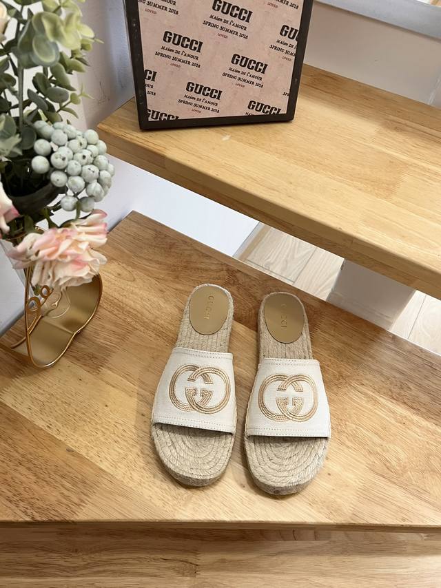 古奇 Gucci 23Ss渔夫鞋拖鞋 ，古奇品牌时装一向以高档、豪华、性感而闻名，以 身份与财富之象征 品牌形象成为富有上流社会的消费宠儿，一向被商界人士垂青，