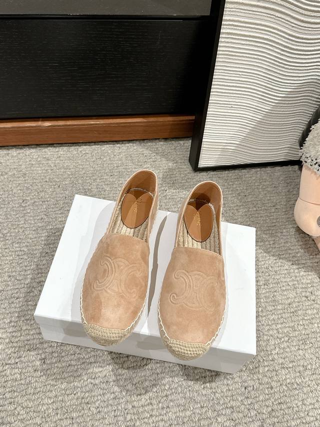 顶级品质 Ciline Ss25 New Arrival～ Celine塞琳2025春夏渔夫鞋新品 羊皮鞋面凯旋门Logo饰以点缀，辨识度极高， 经典草编渔夫鞋