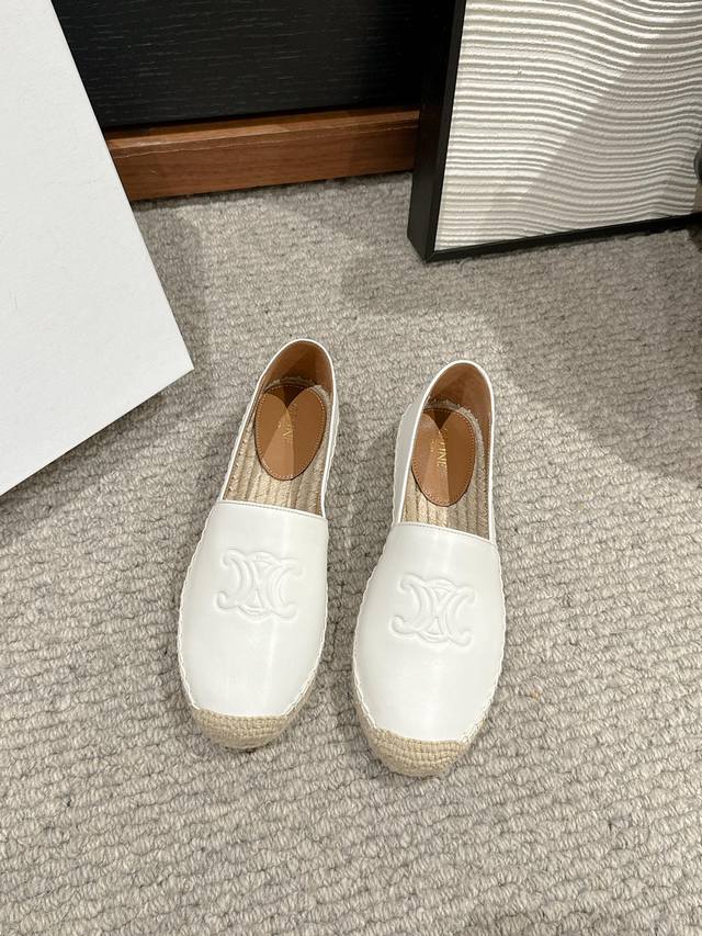 顶级品质 Ciline Ss25 New Arrival～ Celine塞琳2025春夏渔夫鞋新品 羊皮鞋面凯旋门Logo饰以点缀，辨识度极高， 经典草编渔夫鞋