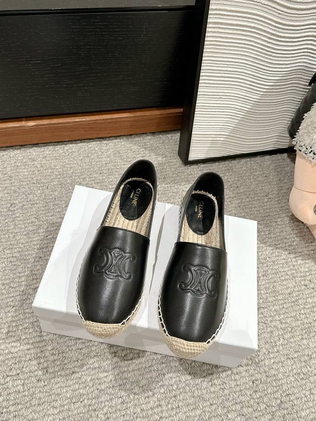 顶级品质 Ciline Ss25 New Arrival～ Celine塞琳2025春夏渔夫鞋新品 羊皮鞋面凯旋门Logo饰以点缀，辨识度极高， 经典草编渔夫鞋